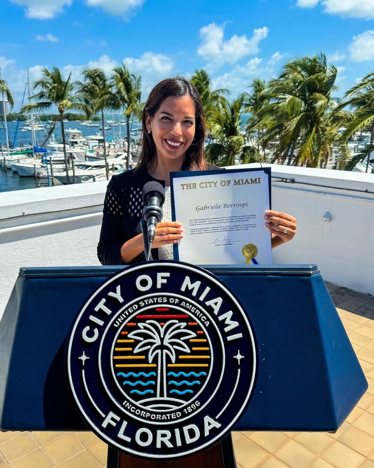 Gabriela Berrospi recibe un reconocimiento de la Ciudad de Miami